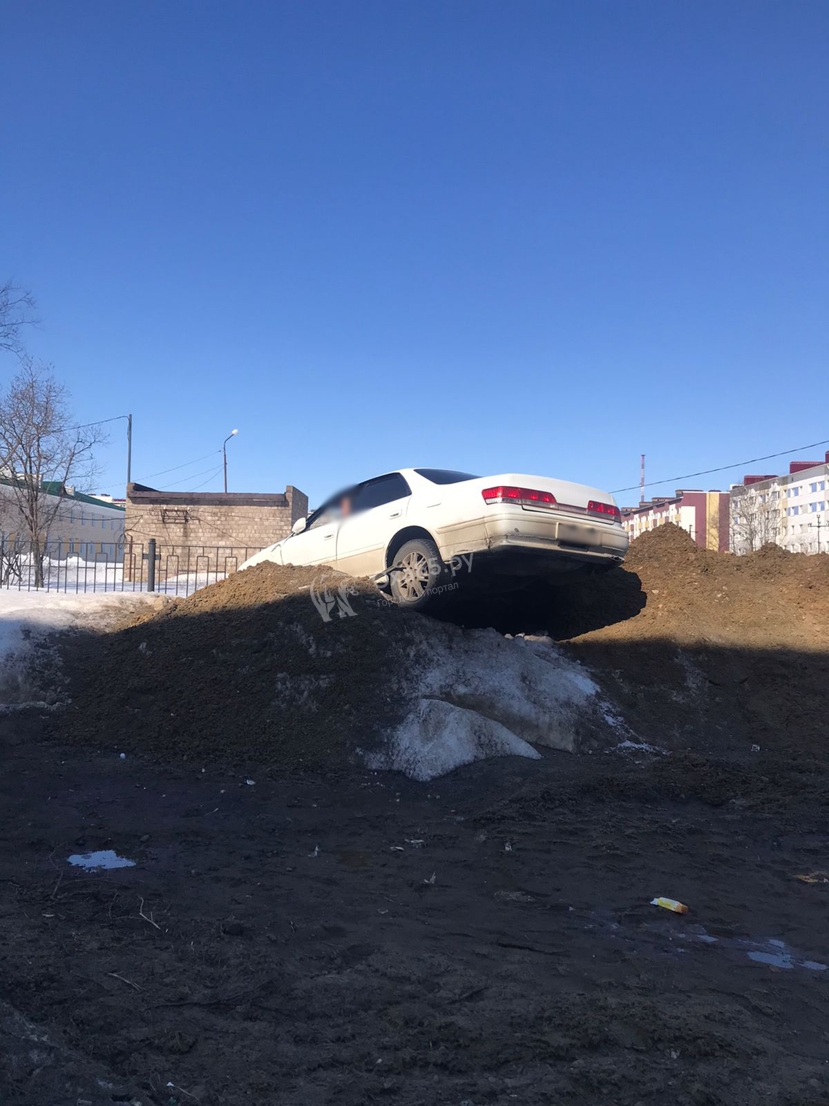 В Охе девушка-водитель, не справившись с управлением, загнала машину на  сугроб | 24.04.2023 | Оха - БезФормата