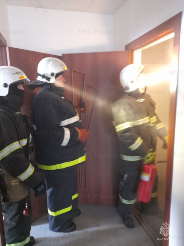 Охинским пожарным пришлось эвакуировать жильцов квартиры, в которой загорелся диван