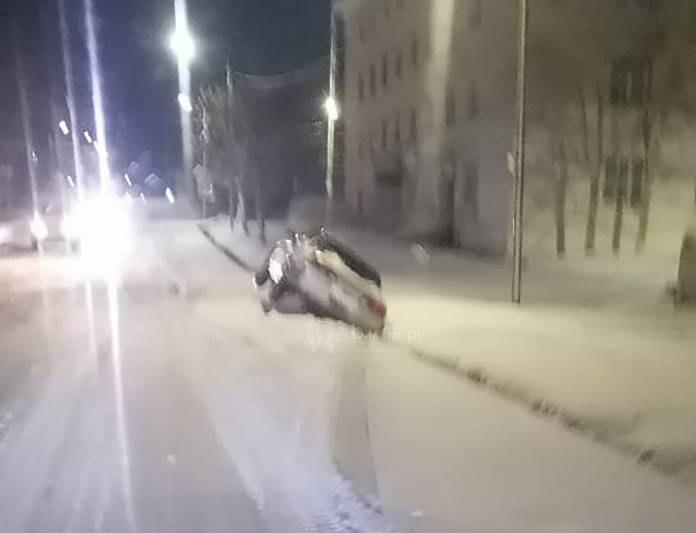 Первый снег и первые ДТП: охинцев убедительно просят "переобуть" свои автомобили