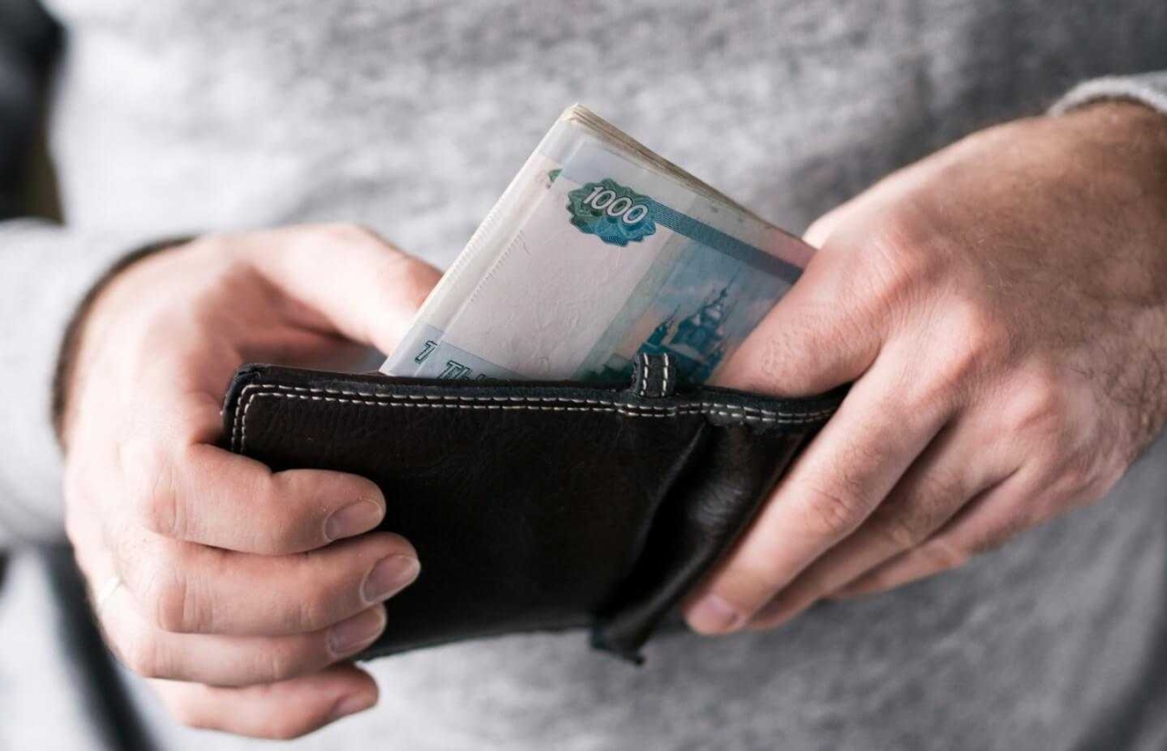 Житель Охи нашел на скамейке кошелек с деньгами и решил оставить его себе