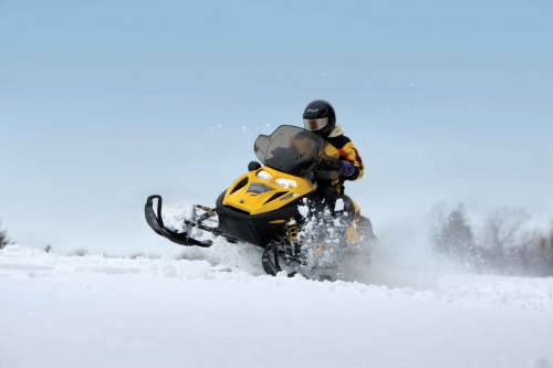 Мотоциклистам разрешили водить снегоходы