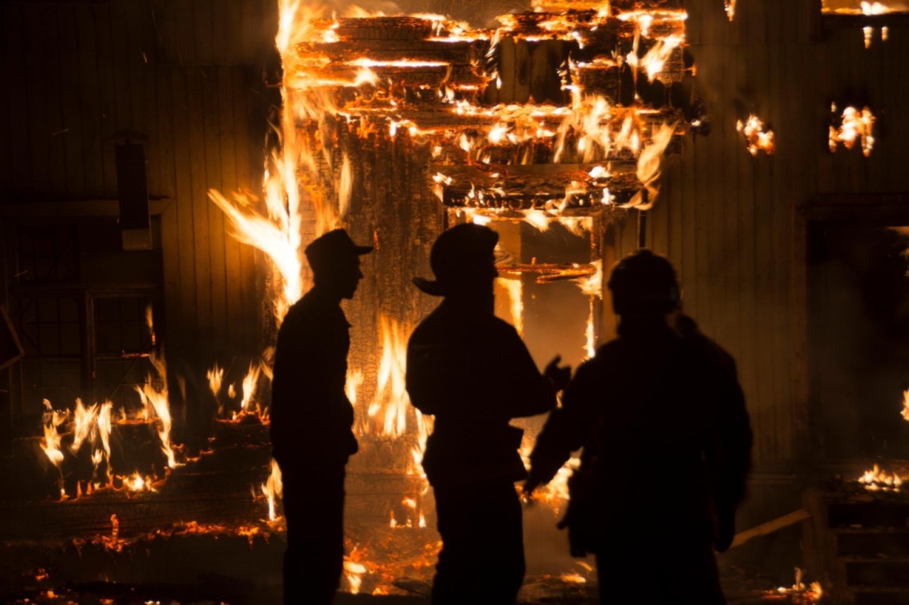 Возгорания в неэксплуатируемом здании и на чердаке расселенного дома ликвидировали охинские огнеборцы