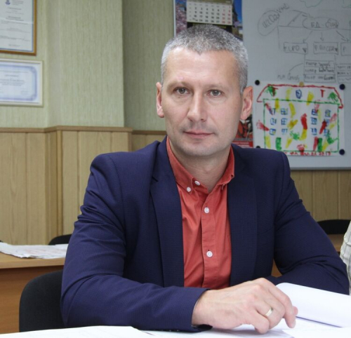 Евгений Михлик ответил на вопросы депутатов о ремонте сетей, бане и дороге Оха – Ноглики