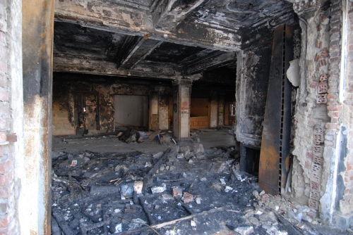 Несколько часов тушили охинские огнеборцы два горящих здания на улице Вокзальной